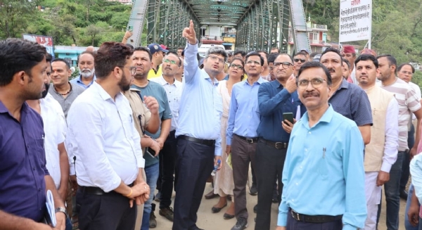 थराली क्षेत्र में आपदा सर्वे के लिए पहुंची केंद्र की टीम को जानकारी देते हुए डीएम संदीप तिवारी।