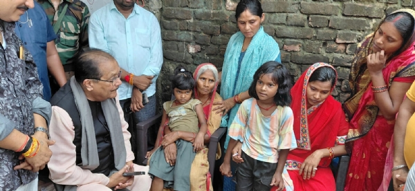 शहीद के परिवार से बात करते वत्त मंत्री राधाकृष्ण किशोर