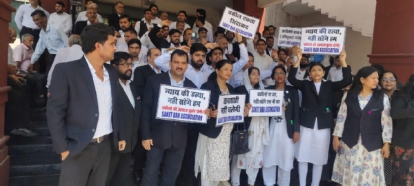 विरोध प्रदर्शन करते वकील