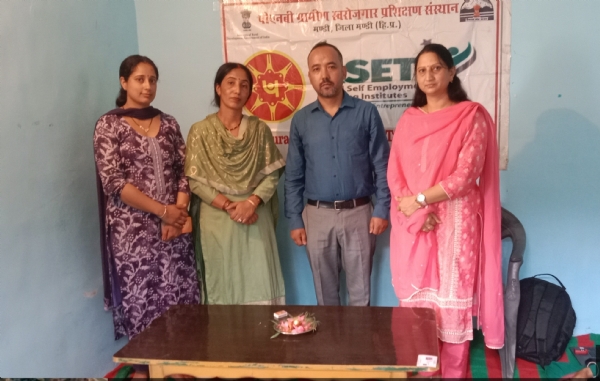 साफ्ट टायज बनाने के प्रशिक्षण के शुभारंभ पर।