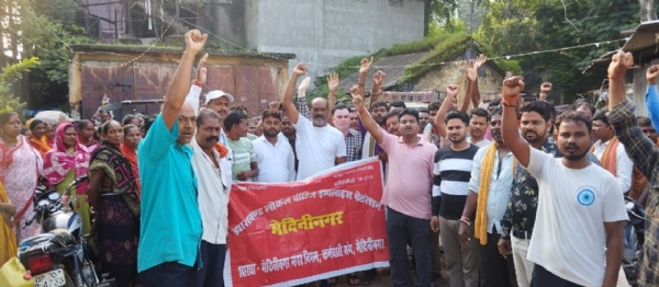 प्रदर्शन करते कर्मी