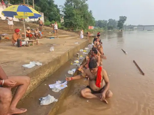 रामानुजगंज कन्हर नदी के तट पर श्रद्धालुओं ने किया पितरों का तर्पण