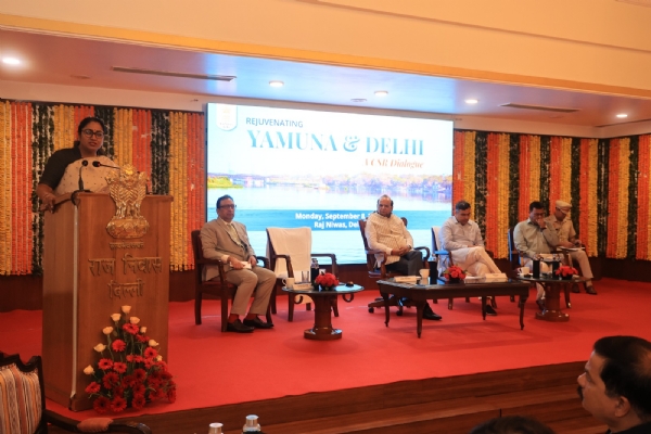 दिल्ली में राजनिवास में  ‘यमुना और दिल्ली का पुनर्जीवन- एक सीएसआर संवाद’ को संबोधित करती मुख्यमत्री रेखा गुप्ता