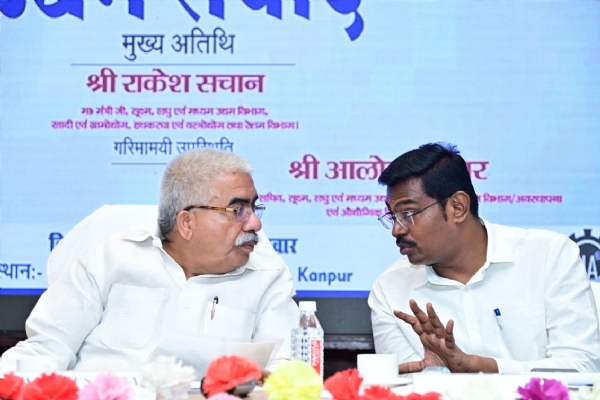 कार्यक्रम के दौरान मंडलायुक्त से चर्चा करते मंत्री राकेश सचान