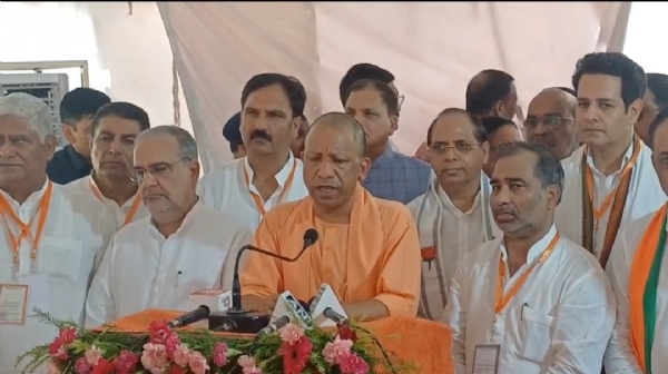 प्रेस वार्ता को सम्बोधित करते सीएम योगी