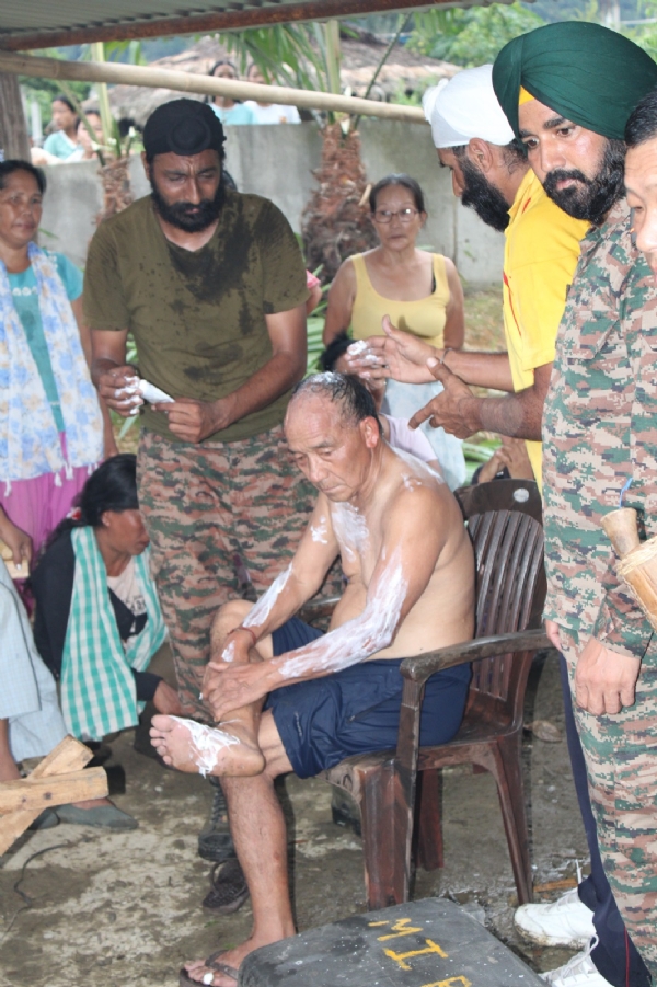 कैयिंग गांव में आग की घटना पर सेना की त्वरित कार्रवाई से कई जानें और संपत्ति बेचने की तस्वीर।
