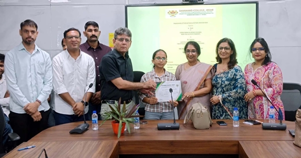 विजेताओं को सम्मानित करते प्राचार्य डॉ. विक्रमजीत सिंह।