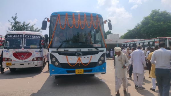 सफीदों से दिल्ली के लिए रवाना होती एसी बस।