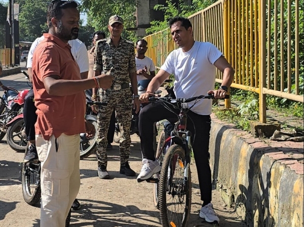 कलेक्टर-एसपी ने साइकिल से किया शहर का निरीक्षण