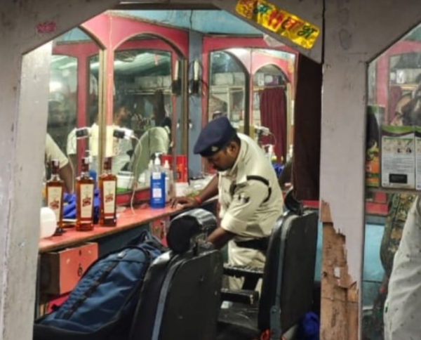 सैलून में छापेमारी करती पुलिस