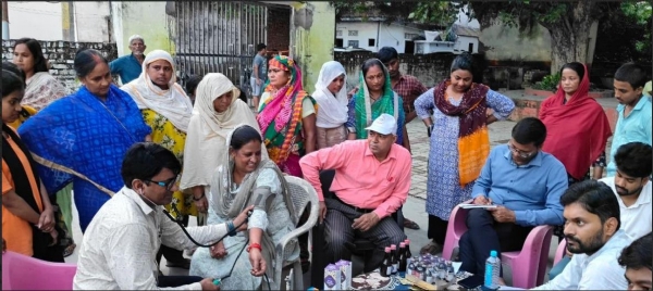 चिकित्सा शिविर में दवाएं देते चिकित्सक