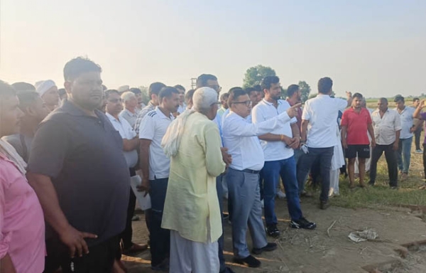 सोनीपत: विधायक और उपायुक्त ने पबनेरा घाट के साथ लोगों से जानकारी लेते हुए