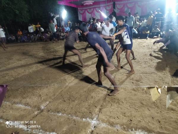हलिया के महुगढ (समहुती) में कबड्डी खेलते खिलाड़ी