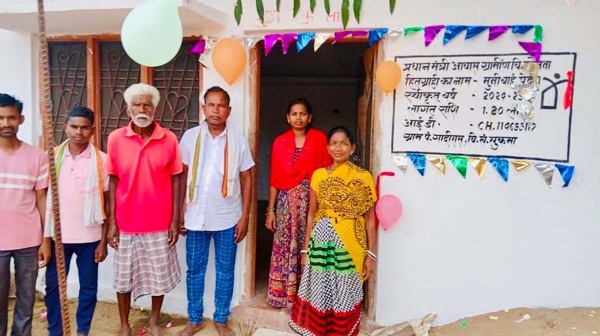 मुन्नीबाई अपने परिवार के साथ पक्के मकान में निवास करते
