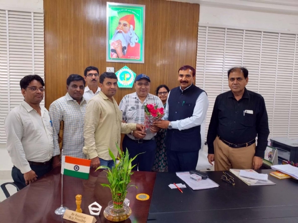 कुलपति प्रो. नरसी राम बिश्नोई बधाई देते चेयरमैन चरणदास अठवाल एवं कार्यकारिणी के सदस्य।