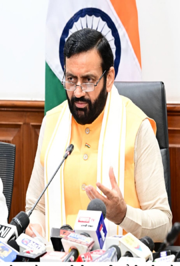हरियाणा के मुख्यमंत्री नायब सैनी चंडीगढ़ में पत्रकारों से बातचीत करते हुए