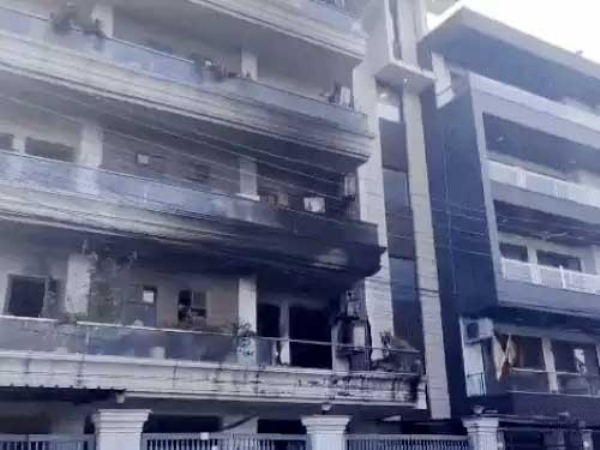ग्रीन फील्ड का वह घर जिसमें एसी फटने से हुई आगजनी के बाद का दृश्य।