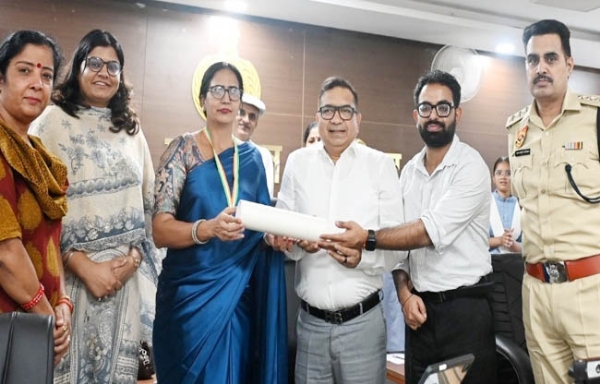 सोनीपत: उपायुक्त ने नेशनल अवार्डी शिक्षिका   सुनीता ढुल को सम्मानित करते हुए