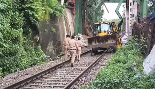 रेलवे ट्रैक पर काम जारी