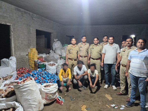 पटाखे बनाने वाली अवैध फैक्ट्री का पर्दाफाश, तीन गिरफ्तार
