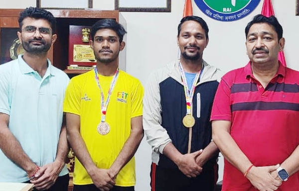 सोनीपत:6वीं सीनियर नेशनल योगासन स्पोर्ट्स चैम्पियनशिप में चयनित छात्रों के साथ कुलपति अशोक