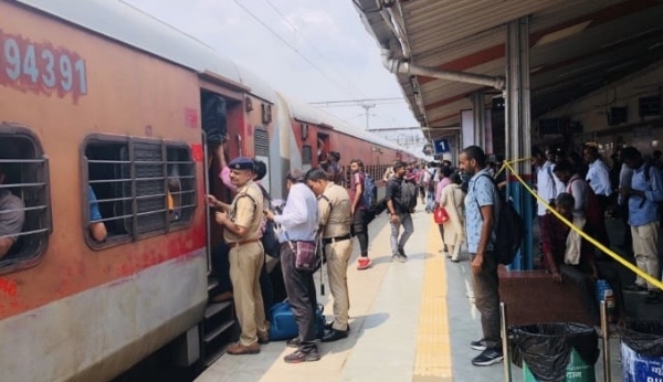 पीईटी परीक्षा के दौरान बरेली जंक्शन पर यात्रियों की भीड़ को संभालते रेलवे अधिकारी व कर्मचारी।