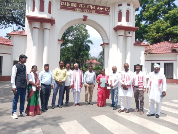 राज्यपाल से मुलाकात करने के बाद संगठन के लोग