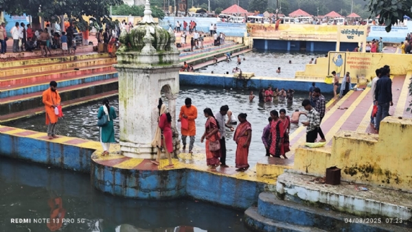 वाहर के कुंड में स्नान करते लाेग