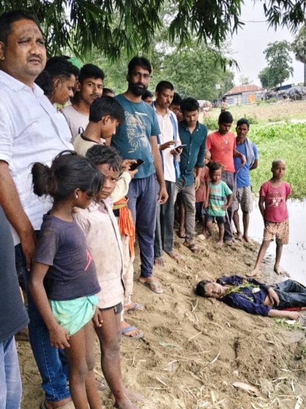 अररिया फोटो: तालाब में डूबने से युवक की मौत और जमा ग्रामीणों की भीड़