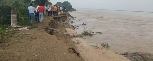 तटबंध टूटने से रोकने का प्रयास करते हुए