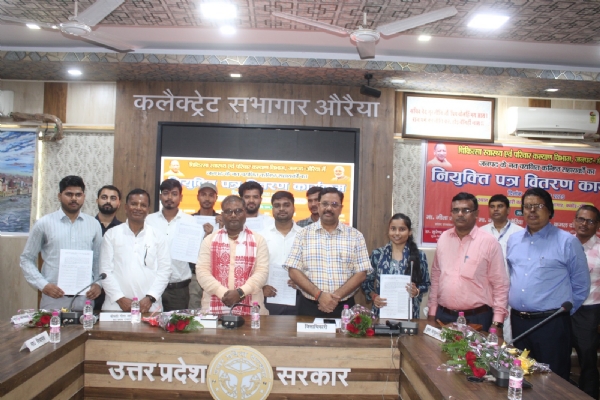 फोटो - नियुक्ति पत्र देते हुए