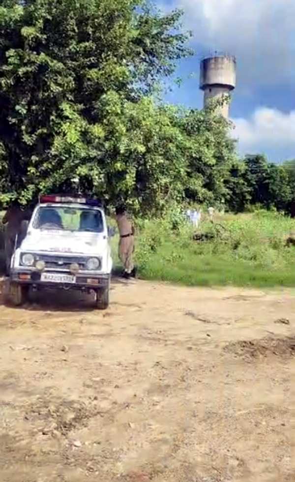 मुठभेड़ स्थल पर जांच में जुटी पुलिस टीम।
