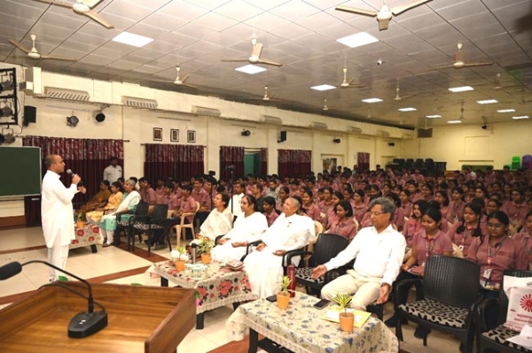 सम्बोधित करते प्रो ईवी गिरीश