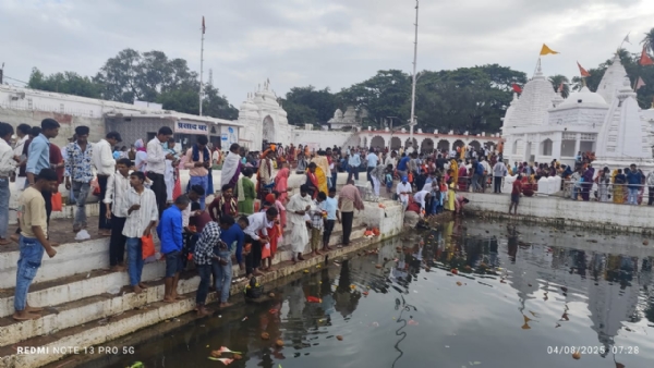 नर्मदा कुंड से जल लेकर पूजा करते लाेग