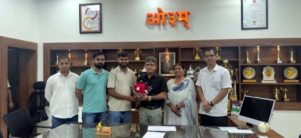 पर्वतारोही महेश का स्वागत करते प्राचार्य व अन्य स्टाफ सदस्य।
