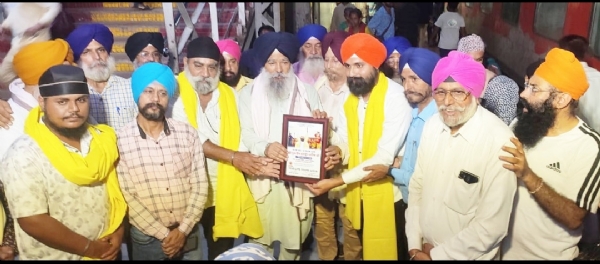 टाटानगर स्टेशन पर छत्तीसगढ़ से आए 130 श्रद्धालुओं को लंगर सेवा