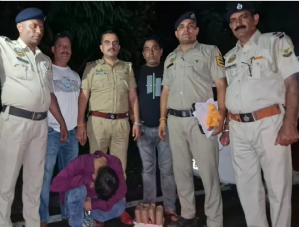 गिरफ्तार आरोपित पुलिस टीम के साथ।