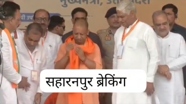 मंच पर सीएम योगी