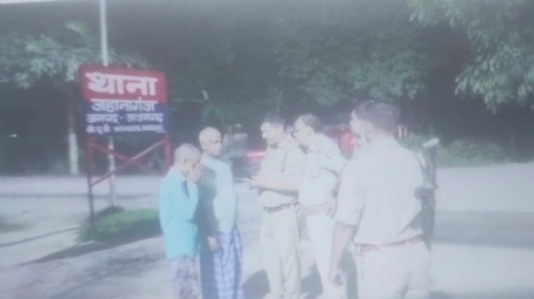 थाने पर रात में परिजनों से जानकारी लेती पुलिस