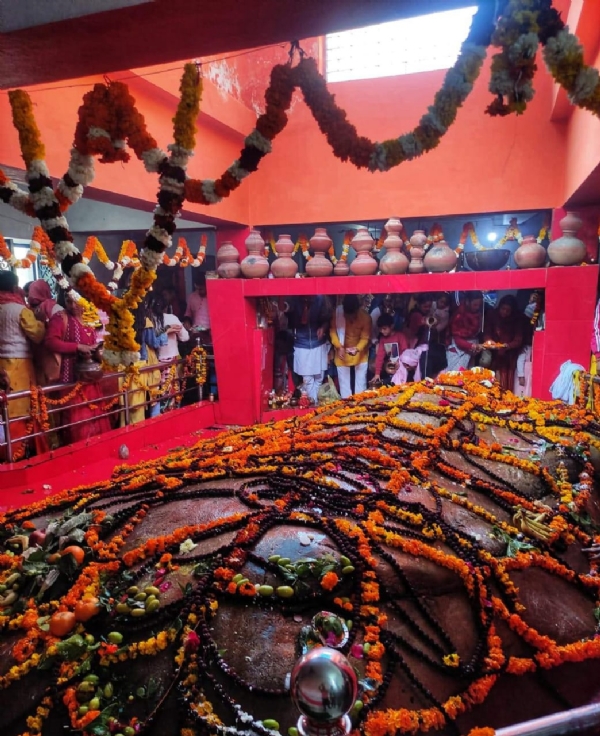 कोटेश्वर महादेव में प्राकृतिक शिवा।