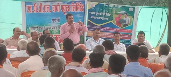 किसानो को प्रशिक्षण देते वैज्ञानिक