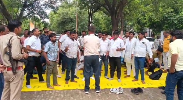 प्रदर्शन करते ऑपरेटर्स
