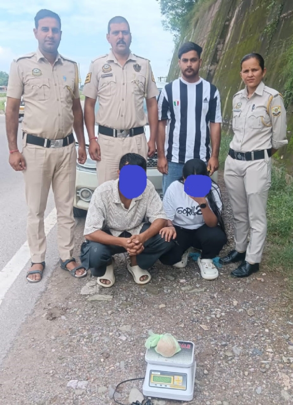 पकड़े गए आरोपी पुलिस हिरासत में।