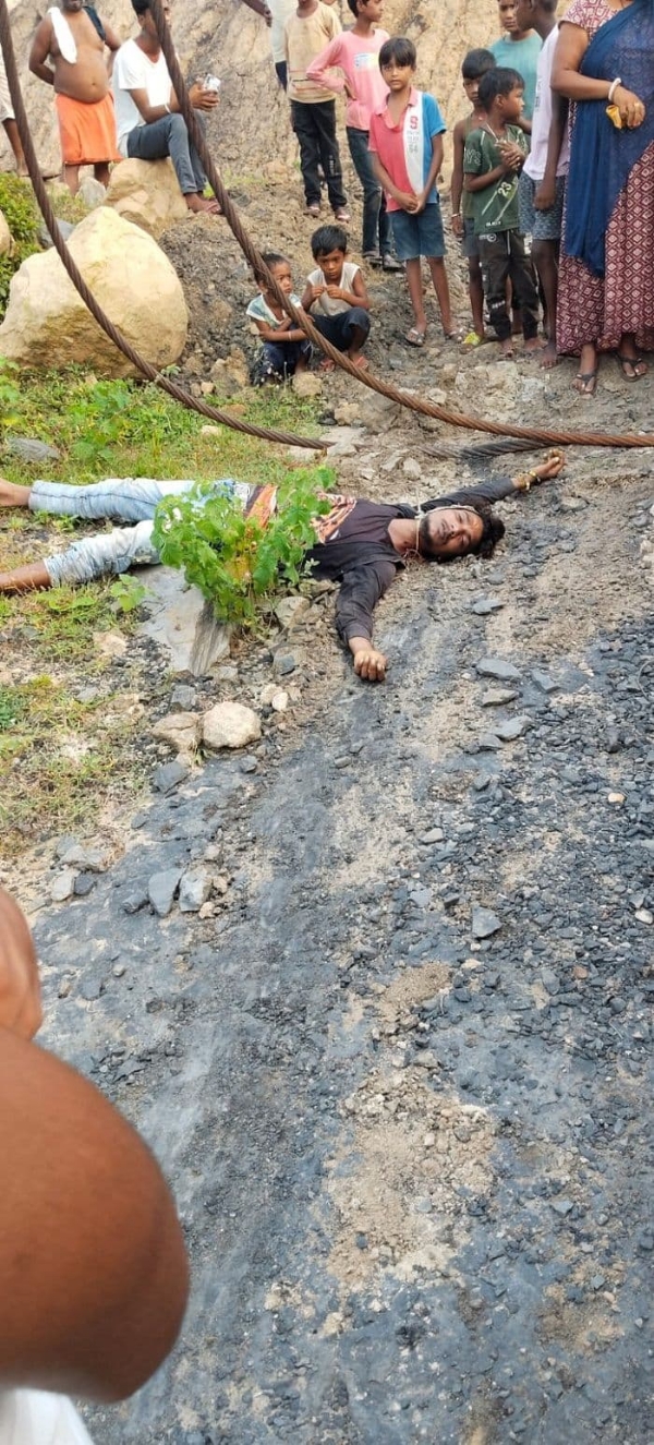युवक का शव और ग्रामीण