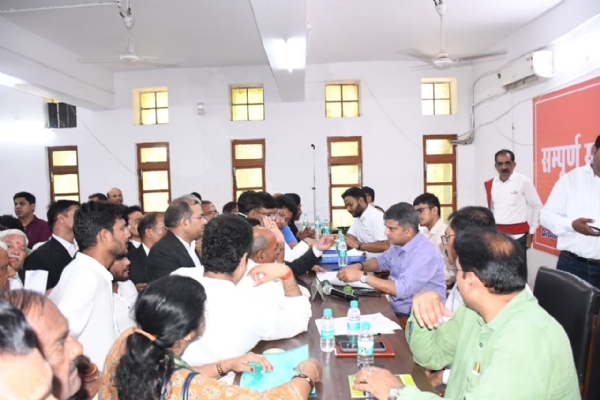 जनसुनवाई करते हुए जिलाधिकारी प्रयागराज मनीष कुमार वर्मा एवं अन्य अधिकारियों का छाया चित्र