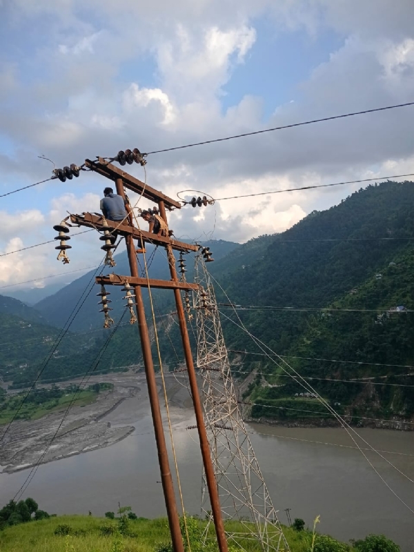 विद्वुत आपूर्ति की बहाली में जुटे बिजली कर्मी।