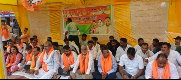 भाजपाईयों का धरना