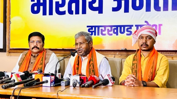 भाजपा प्रदेश अध्यक्ष बाबूलाल मरांडी प्रेस कॉन्फ्रेंस करते हुए