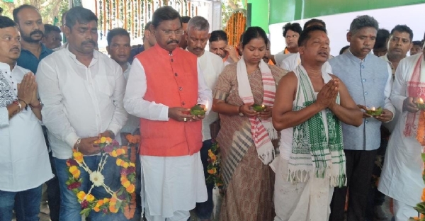 पूर्व मुख्यमंत्री अर्जुन मुंडा ने गुवा गोलीकांड के शहिदों को श्रद्धांजलि दी