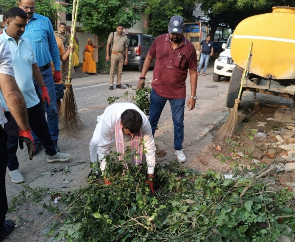कूड़ा उठाते मंत्री डॉ दयाशंकर मिश्रा